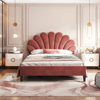 Letto a piattaforma imbottito in velluto rosso a grandezza naturale, testiera con motivo floreale, per 1