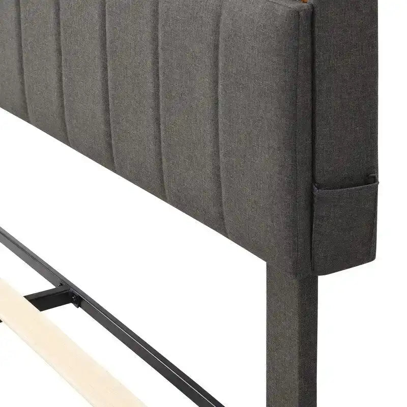 Letto a piattaforma in lino beige/marrone con testiera contenitore e stazione di ricarica – Queen/Full, 1–2 persone